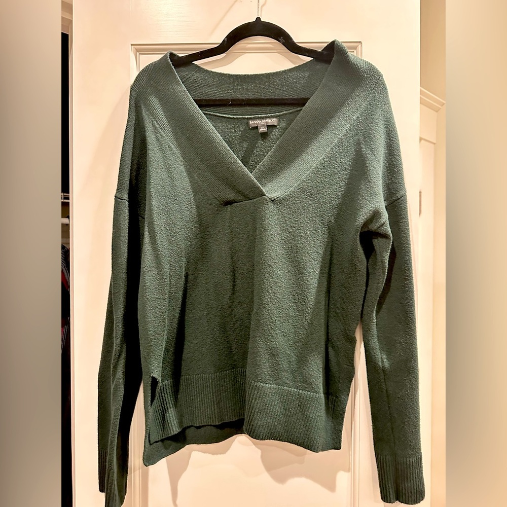 Banana Republic green v neck sweater